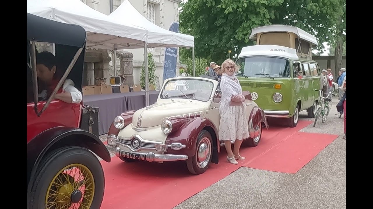 Parade costumée en voiture ancienne au château