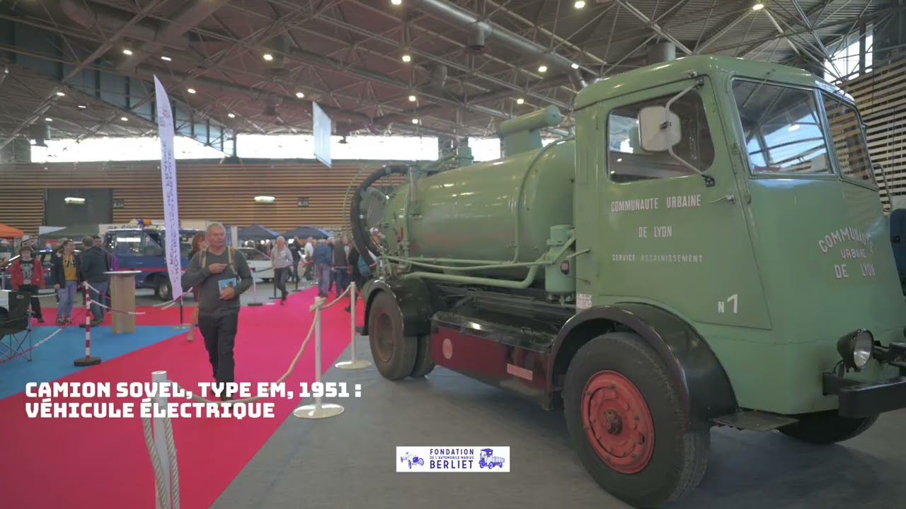 Le stand de véhicules anciens de la Fondation Berliet au salon Epoqu'Auto 2025